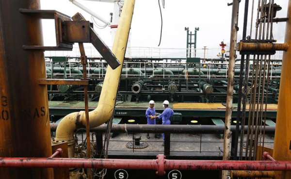 «Это не русская нефть, она добыта в Сингапуре!»: Хитрые индусы от поставок из России отказываться не намерены «Это не русская нефть, она добыта в Сингапуре!»: Хитрые индусы от поставок из России отказываться не намерены