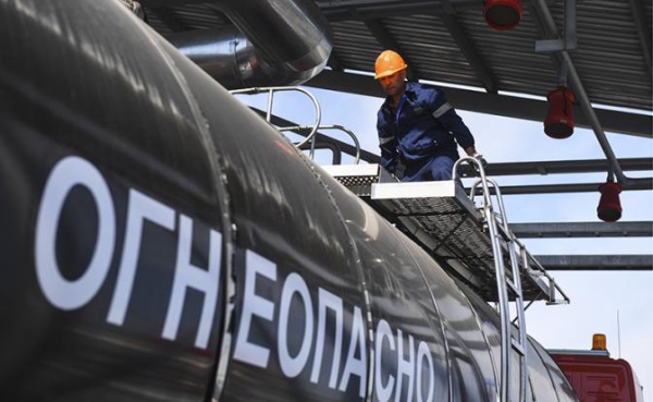 Киев ликует, Москва, насупившись, молчит: Россия вслед за картошкой, яйцами и молоком начнет закупать за границей бензин Киев ликует, Москва, насупившись, молчит: Россия вслед за картошкой, яйцами и молоком начнет закупать за границей бензин