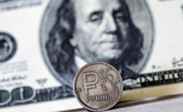 Курс доллара готовится сдать рублю важный рубеж