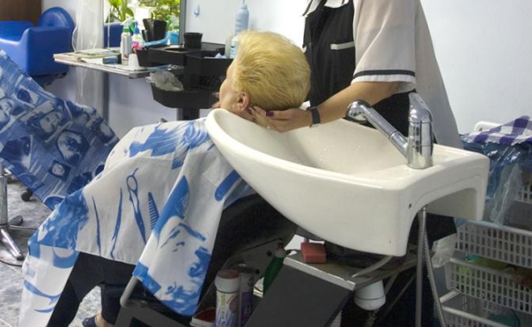 Россиян предупредили о смертельной опасности мытья головы в салоне красоты Россиян предупредили о смертельной опасности мытья головы в салоне красоты