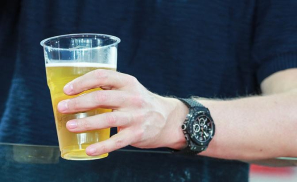 В Госдуме объяснили, почему пиво пора вернуть на футбольные стадионы В Госдуме объяснили, почему пиво пора вернуть на футбольные стадионы