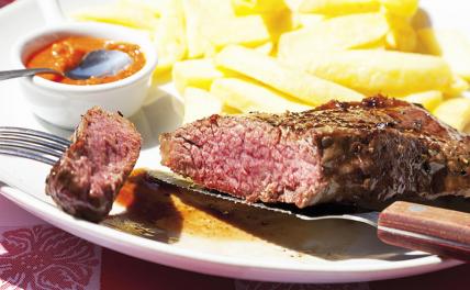 Врач назвал три продукта, которые нельзя есть с мясом
